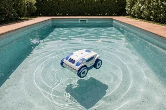 Robot nettoyeur de piscine automatique en fonctionnement au fond d'une piscine claire vue de dessus