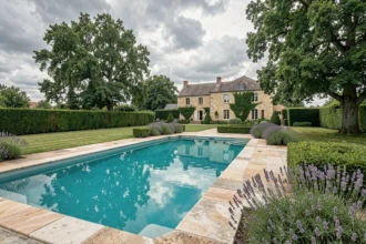 Vue panoramique d'une piscine extérieure dans un jardin paysager de la Loire, représentant le marché des constructeurs de piscines dans la région